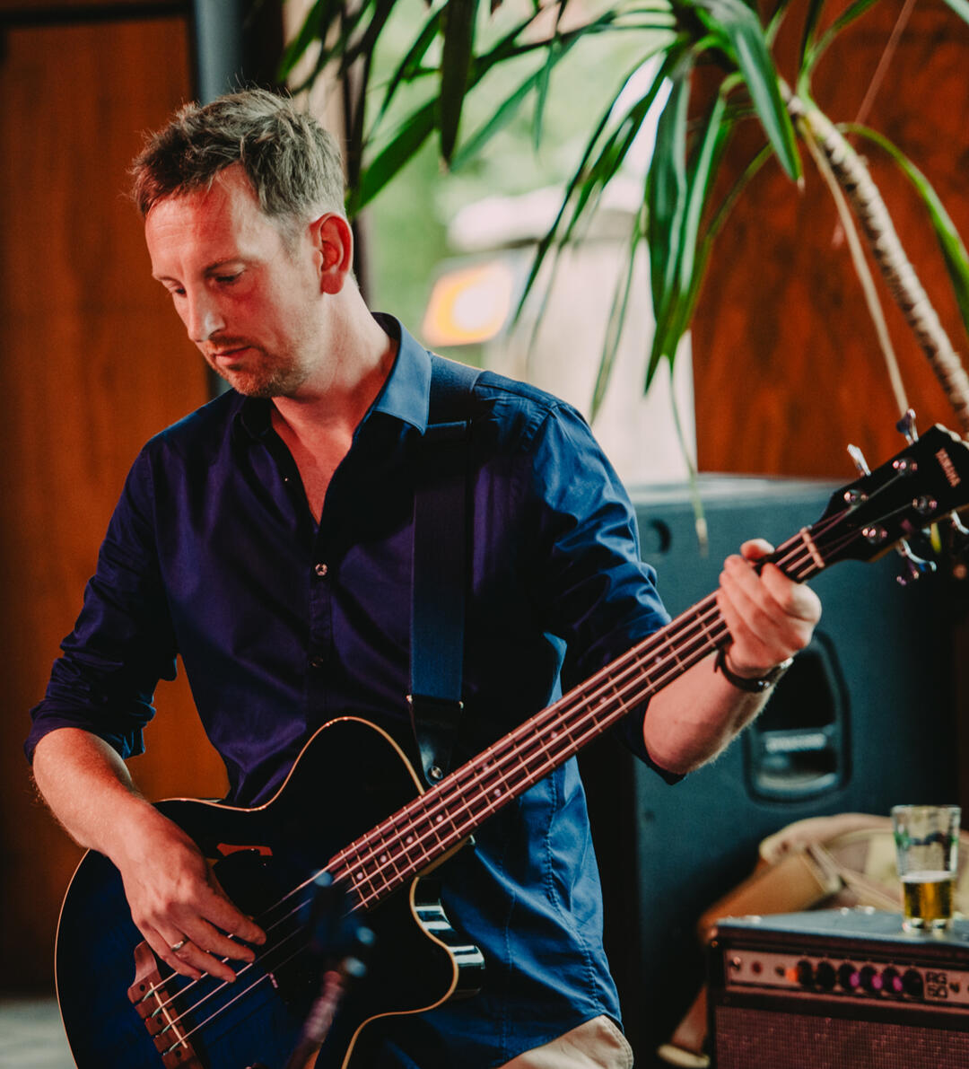 Ivo, bassist van Un Deux Trois