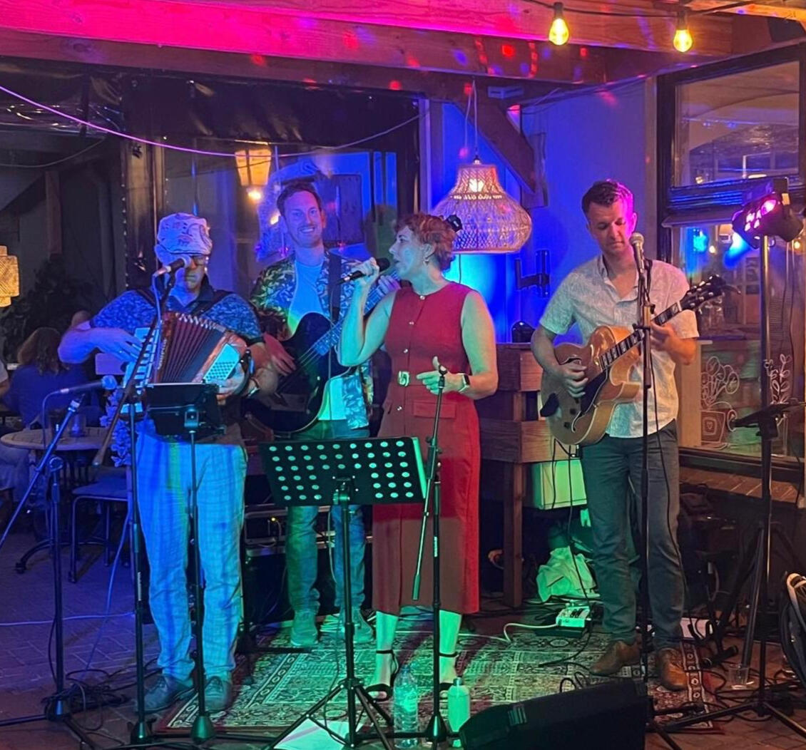 Un Deux Trois speelt op een terras